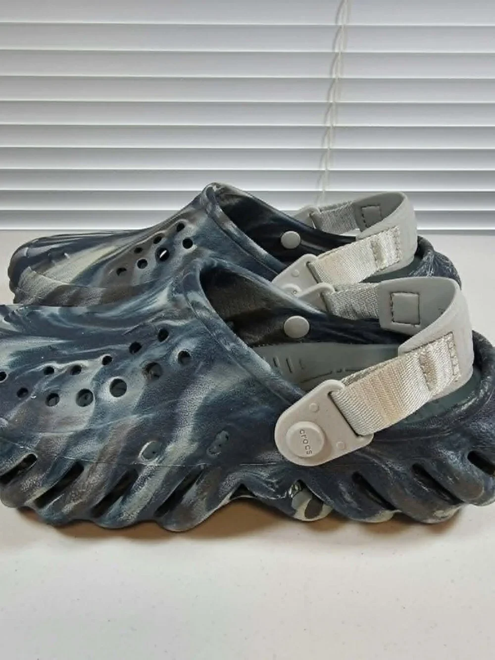 CROCS ECHO CLOG BLUE BLACK MARBLED SLIP ON SLIDE YOUTH SIZE 4 WOMEN SIZE 6